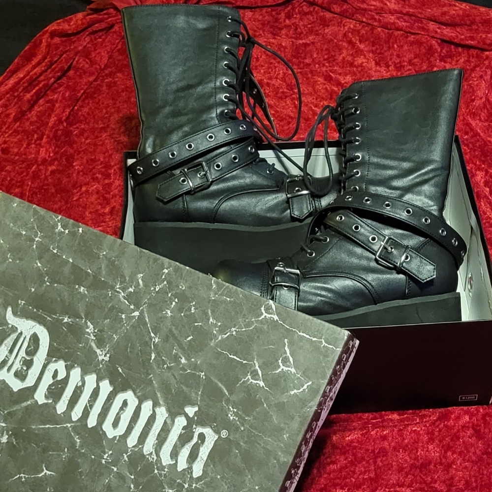 Demonia Trashville-205 Size 8 Men's Goth Platform Boots with Box